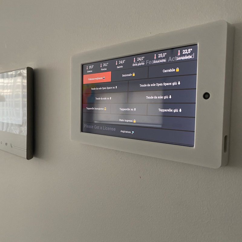 Wall mount tablet plug-in